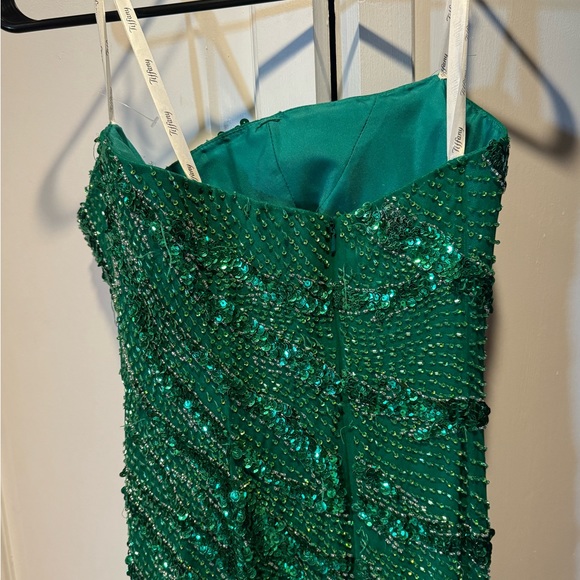 SOLD  Designs Dress Gorgeous Emerald Green size 10/fits M - Picture 2 of 9